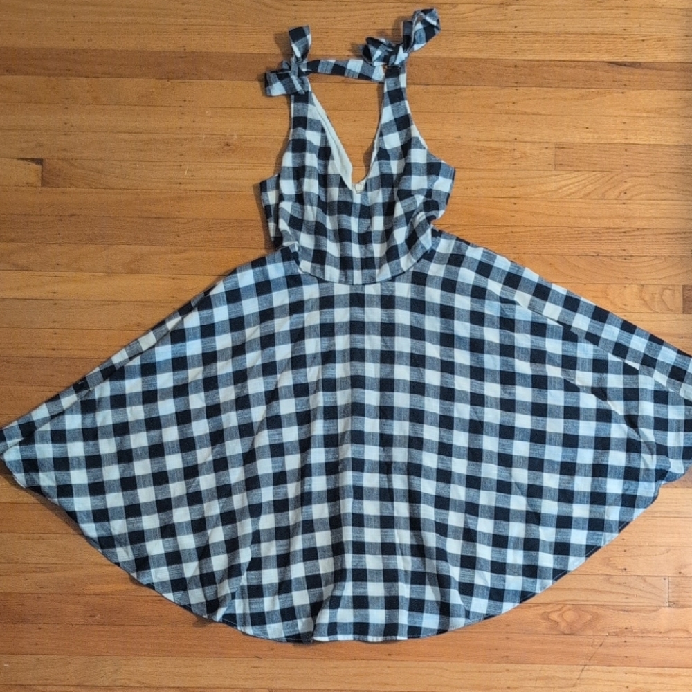 Slate & Willow Gingham V-neck Dress